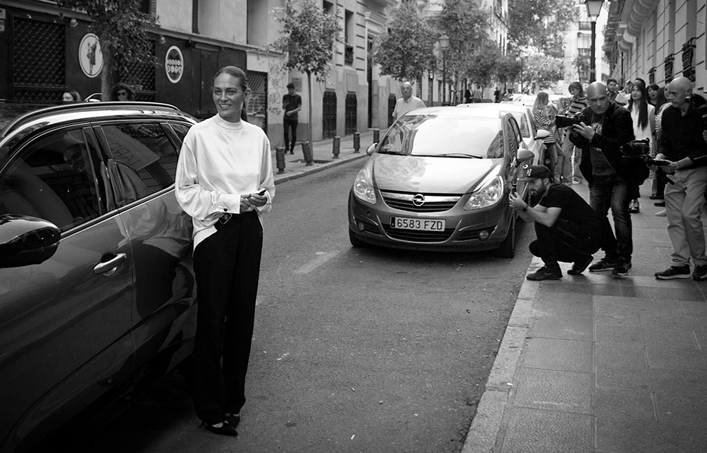 Laura Ponte fotografiada en la calle junto a su coche