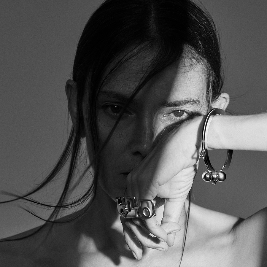 Laura Ponte posando con pulsera y anillo diseñados por ella misma