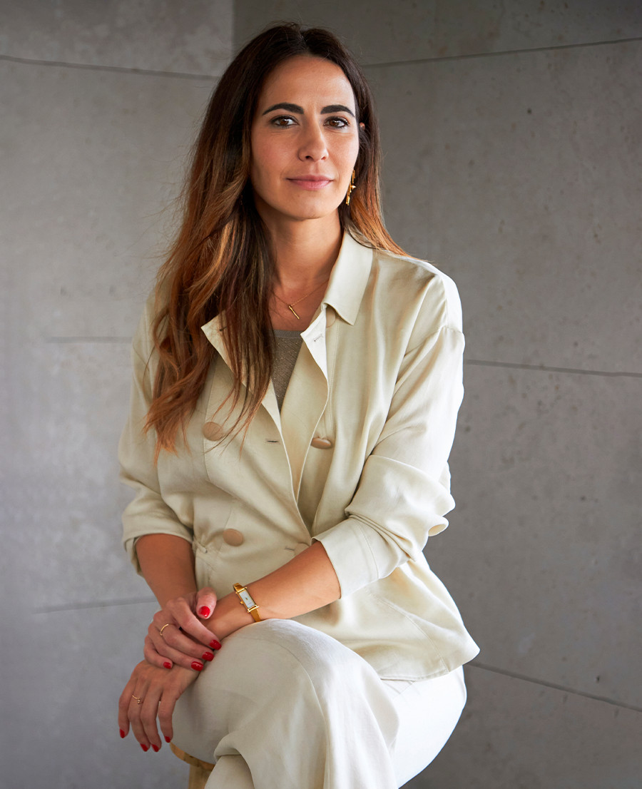 Ana Núñez-Milara con chaqueta, pantalón y top de Emporio Armani. Pendientes y colgante de Uno de 50.