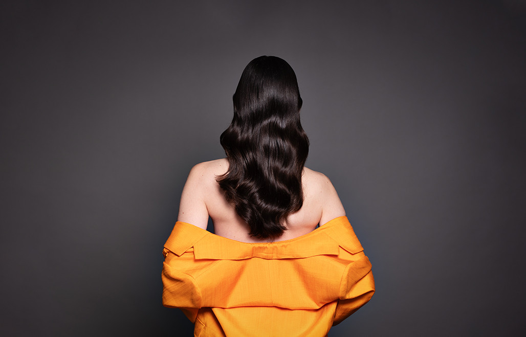 Fotografía de Julia de Castro de espaldas mostrando la espalda